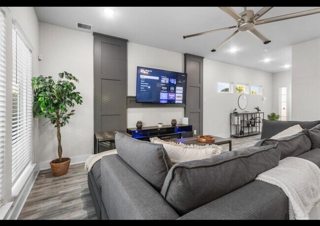 Foto del edificio - 4681 Bellfort Ave