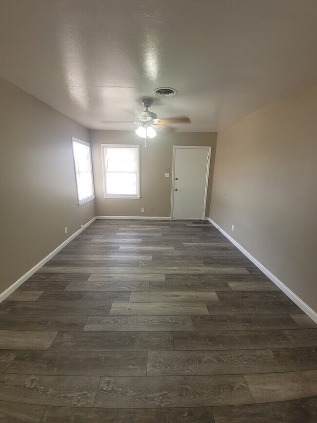Building Photo - Move in ready 3 bed 1 bath home with 1 car...