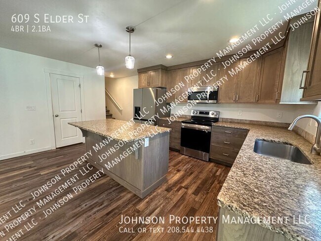 Building Photo - Spacious and Charming 4-Bedroom Duplex in ...