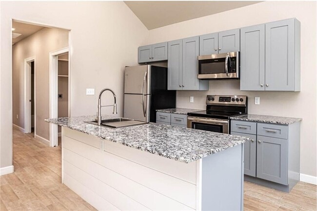 Building Photo - 802 Vly Oaks Ln
