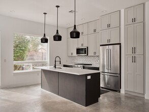 Building Photo - 910 Gullett St