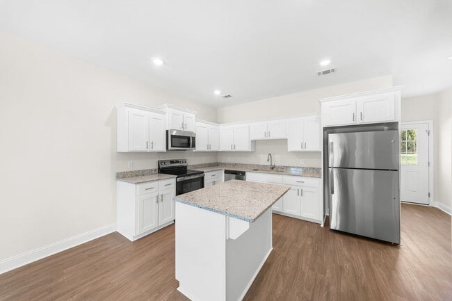 Building Photo - 102 Skye Dr