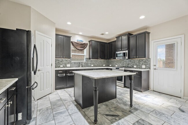 Foto del edificio - 6605 Fallen Breeze Ln