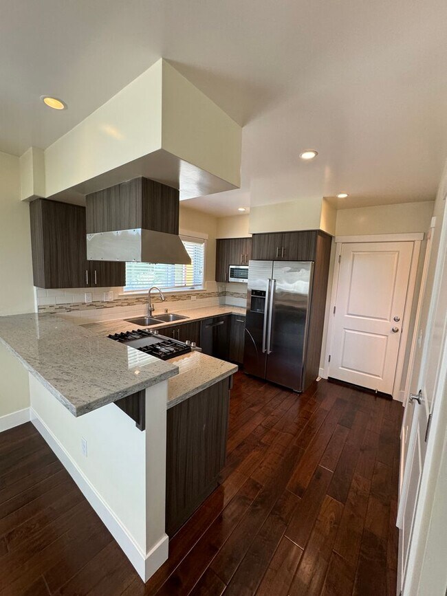 Foto del edificio - Modern 2 Bed / 1.5 Bath Home w/ Rooftop Deck; Garage w/ EV Outlet