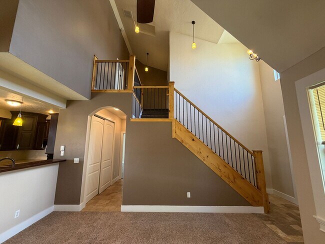 Building Photo - 84 E 300 N