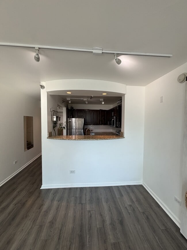 Photo - 345 N La Salle Dr Townhome