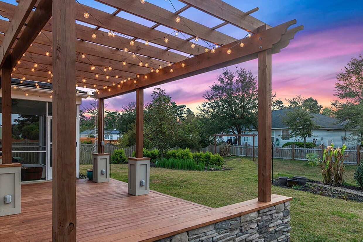 Building Photo - The 3 bed, 3 bath home you've been looking...