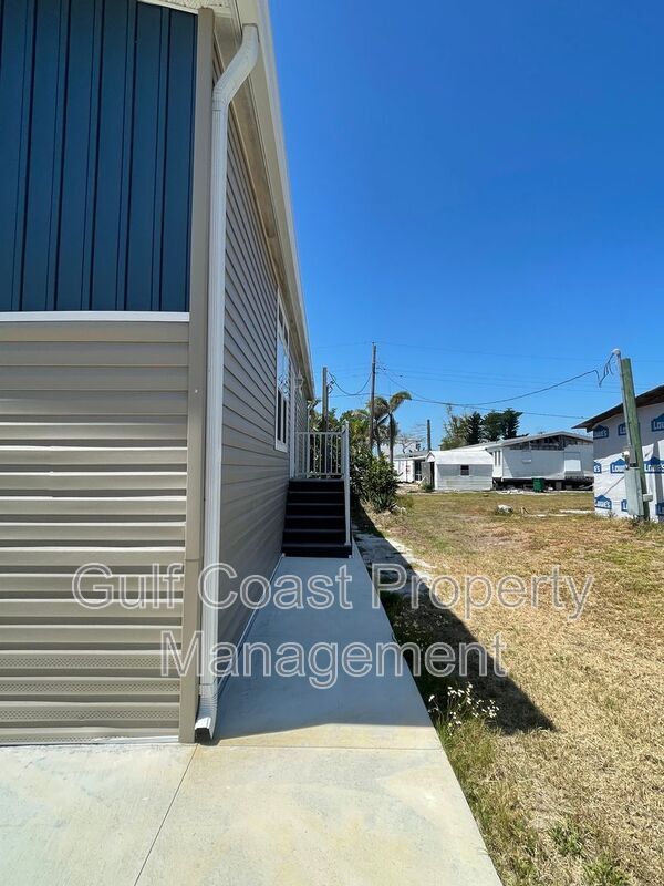 Building Photo - 3160 Holly Ave