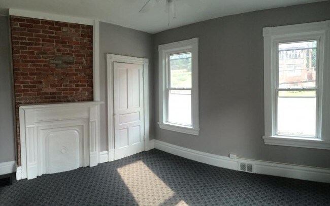 Building Photo - 402 Violet Way