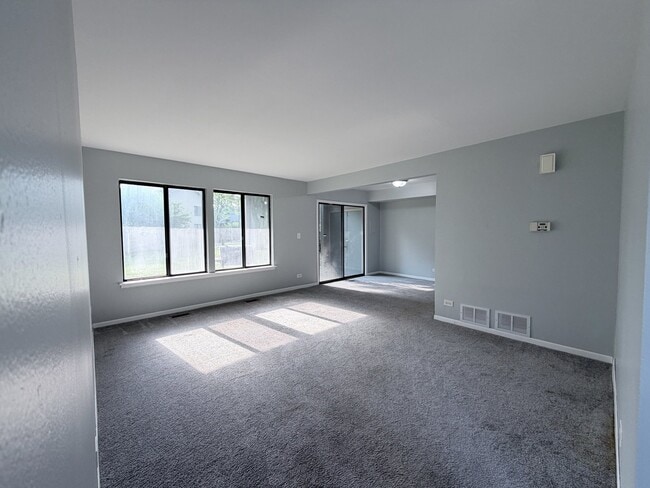 Building Photo - 2 Elm Ct