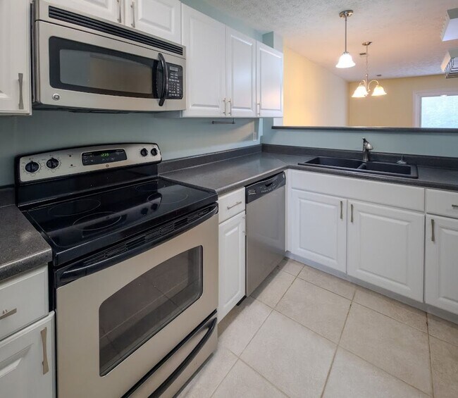 Building Photo - Knoxville 37923 - 2 bedroom 1.5 bath condo...