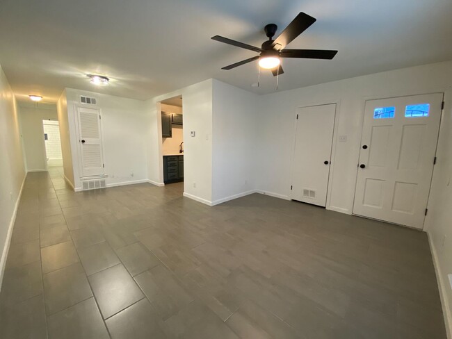 Building Photo - 2 bedroom 1 bath recently renovated near B...