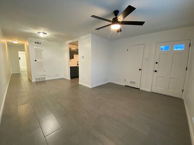 Foto del edificio - 2 bedroom 1 bath recently renovated near Broad Ave Arts District
