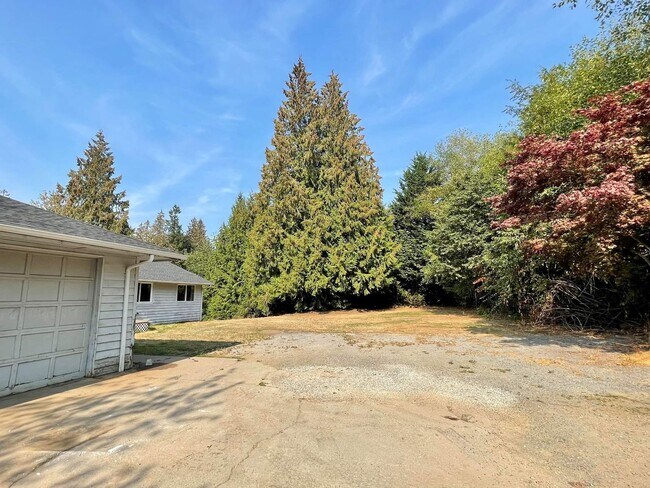 Foto del edificio - Large home on acreage!