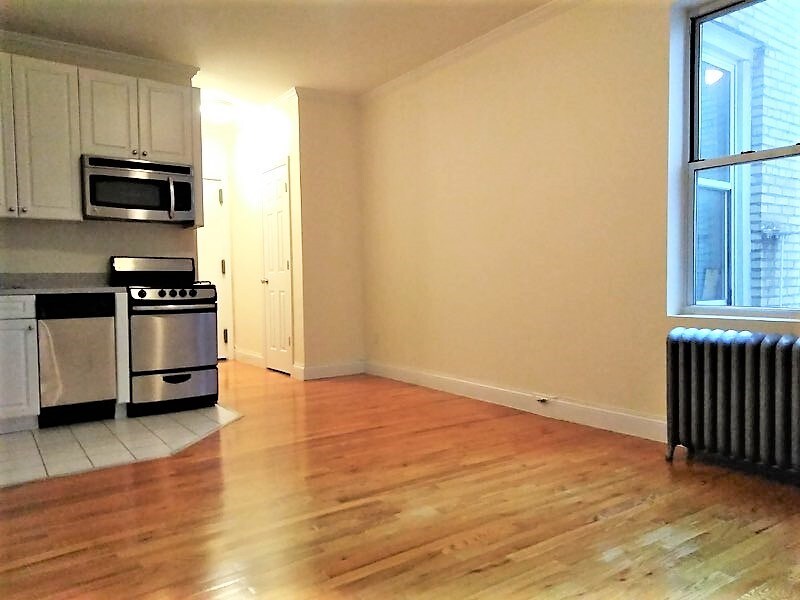 Primary Photo - 111 W 13th St