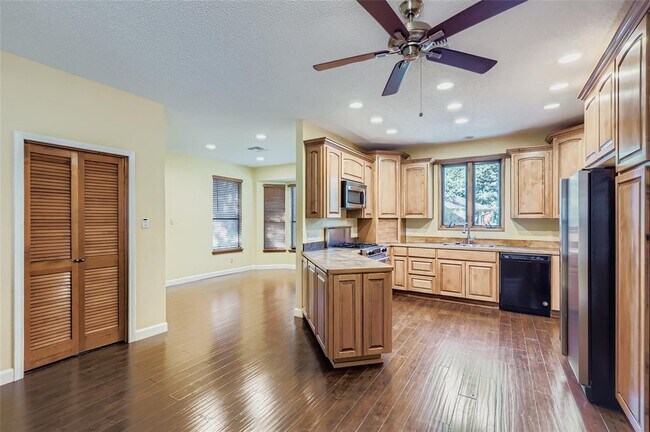 Foto del edificio - 10703 Oak View Dr
