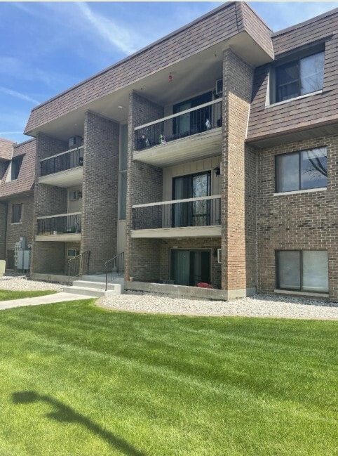 Building Photo - 2045-2055 Meadow Ln