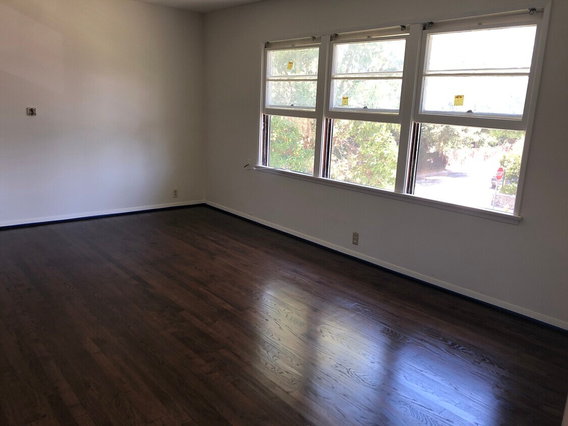 Hardwood floors - 605 Prospect Ave