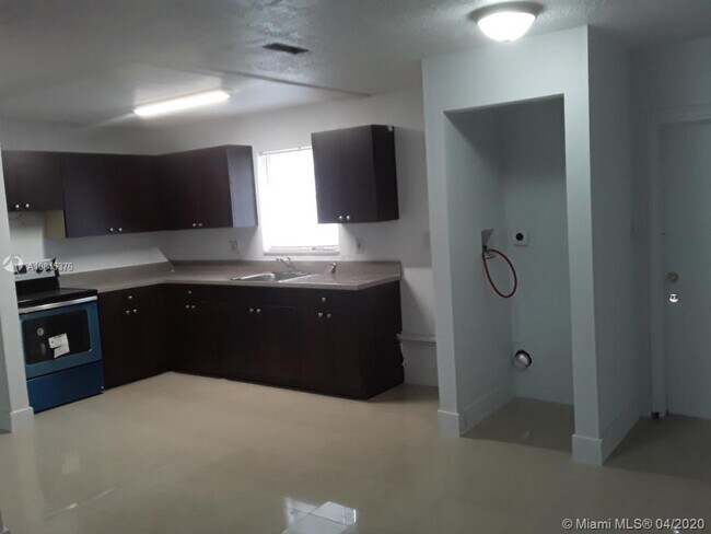 Building Photo - 2841 NW 13th Ct