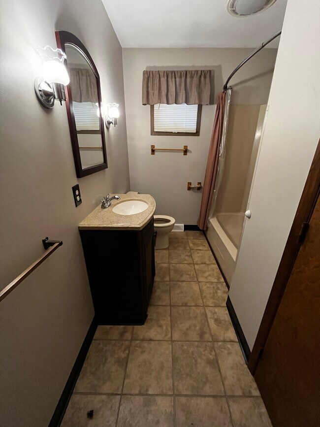 Foto del edificio - 817 N Rogers Ave