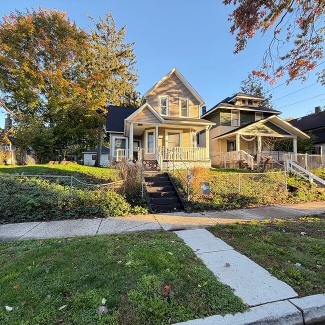 Building Photo - Large 3 bedroom home with a den!