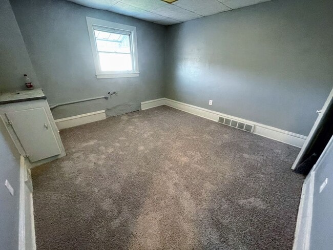 Building Photo - Spacious 4 Bed/1 Bath Home - Newly Updated...