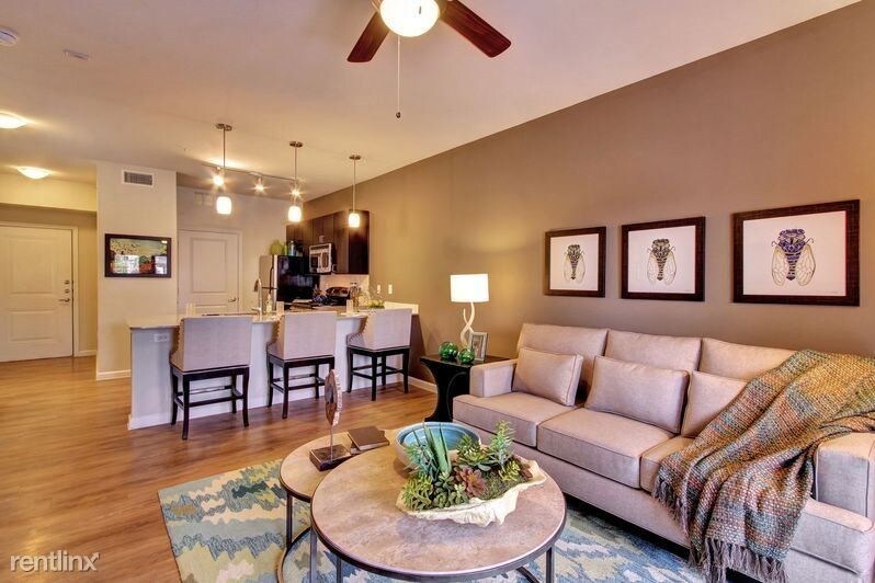 Foto principal - 8816 Travis Hills Dr