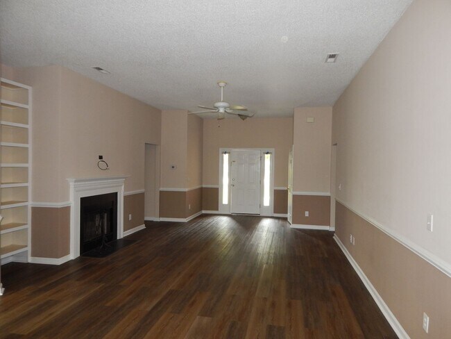 Foto del edificio - 3 bedroom 2 1/2 Bath brick single family home in Covil Estates just around the corner from Mayfaire.