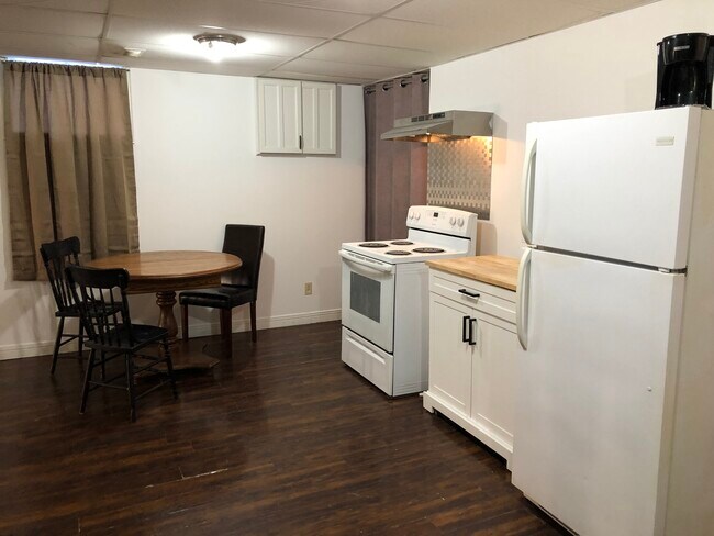 Kitchen dining area - 976 Glenhare St