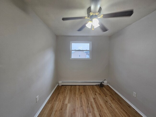 Building Photo - Newly Updated 3 bedroom 1 bath apartment i...