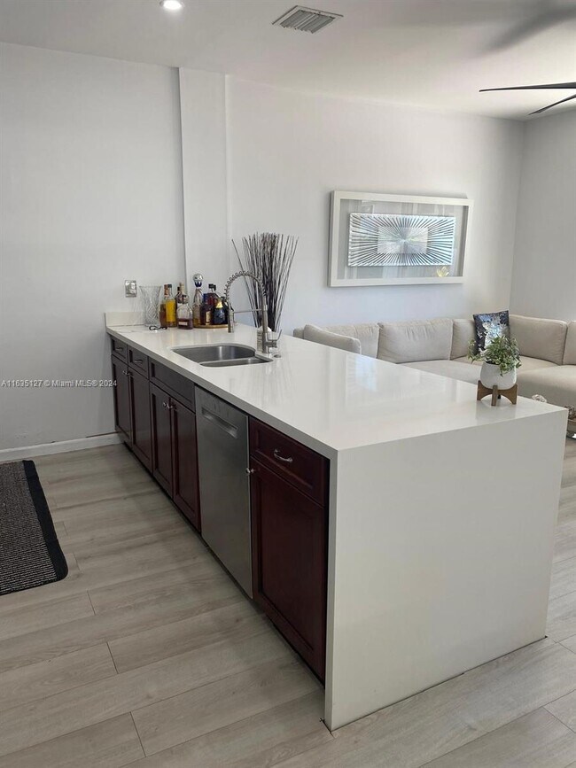 Foto del edificio - 7660 S Southwood Cir