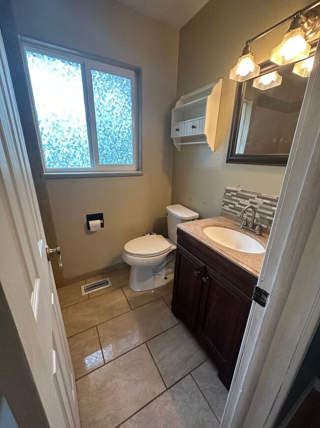 Building Photo - Stunning 5 bed 2 bath on Kilgore