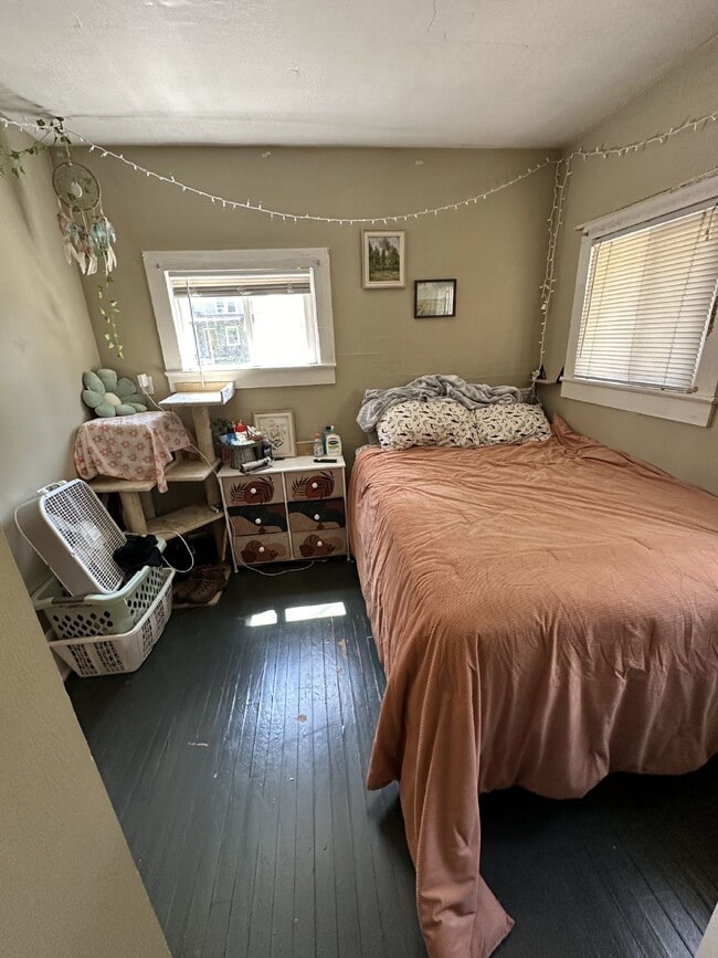 Foto del edificio - 1 Bed 1 Bath single family home near UWEC Available June 1st! Fenced in yard!