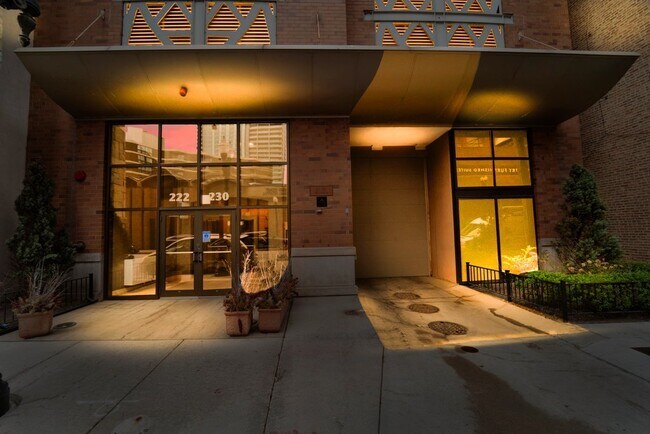 Foto del edificio - 230 W Division St