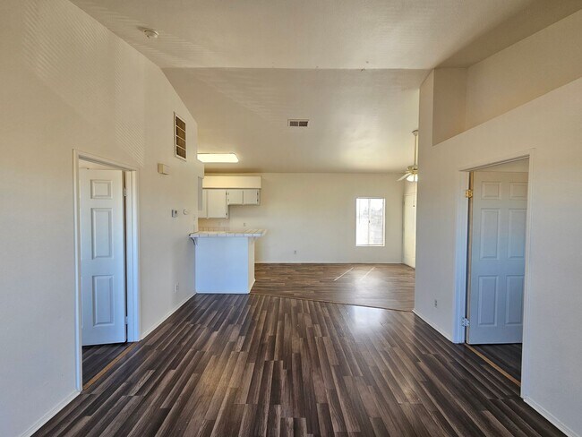 Foto del edificio - Upstairs/ Spacious/ 2 bedrooms / 2 bathrooms
