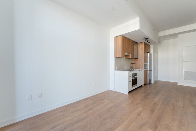 Photo du bâtiment - 910-1037 The Queensway Ave