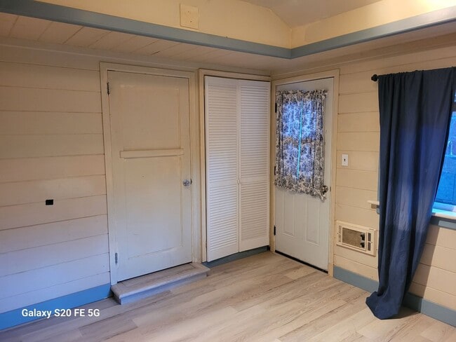 Building Photo - Stanwood Studio!