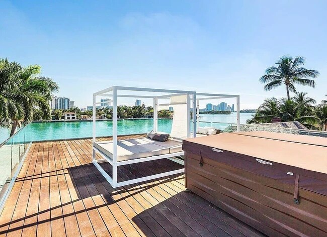 Foto del edificio - 321 E Dilido Dr