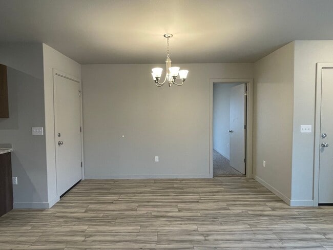 Building Photo - MOVE IN READY!