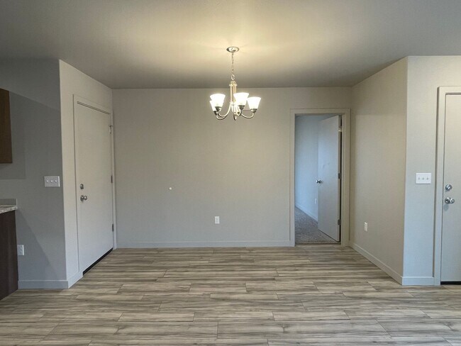 Foto del edificio - MOVE IN READY!