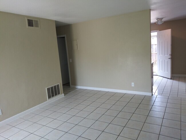 Building Photo - 1066 N Irvington Ave