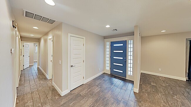 Building Photo - Beautiful 3 Bedroom 2 Bath Home In Great L...