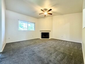 Building Photo - 6898 W Susan Ln