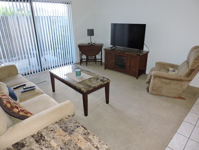 Foto del edificio - 3402 Gardens East Dr