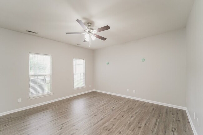 Foto del edificio - 5049 Prosperity Ridge Rd