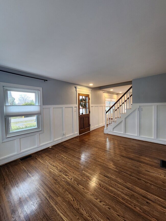 Building Photo - Beautiful and Spacious 3BR 2BA Home w/ Remodeled Kitchen • Patio & Fenced Yard in St. Matthews