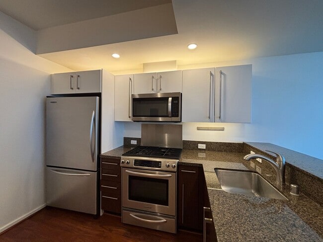 Building Photo - Beautiful 1B/1BA Condo in Downtown Near Petco Park W/ Views, A/C, W/D, Balcony, Rooftop Deck & Gym!