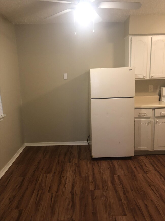 Building Photo - 1120 N Tela Dr