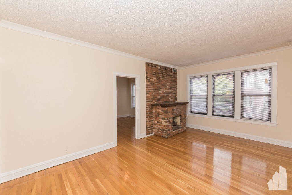 Foto principal - 3519 N Racine Ave