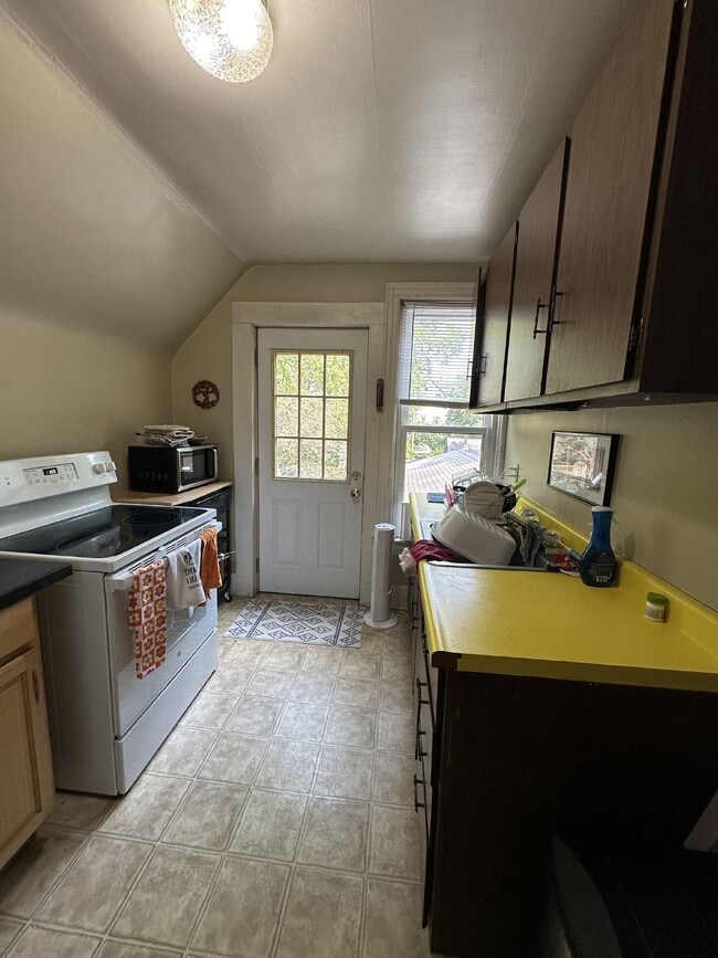 Building Photo - 1 bed 1 bath near downtown and UWEC